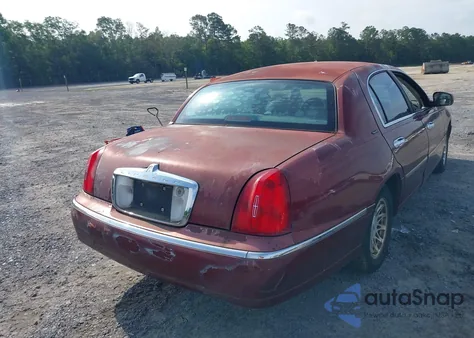 1998 Lincoln Town Car Signature z USA, uszkodzony, nr VIN 1LNFM82W8WY688852